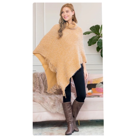 🌺2/$35 sale soft beige one size poncho - Picture 2 of 7